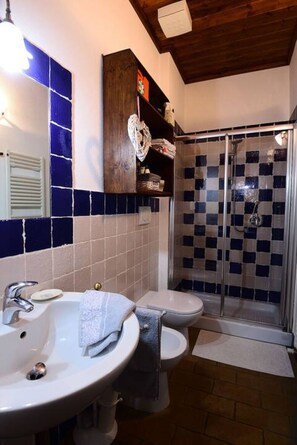 Douche, sĂšche-cheveux, bidet, serviettes fournies