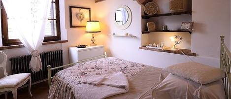 3 habitaciones, escritorio y tabla de planchar con plancha
