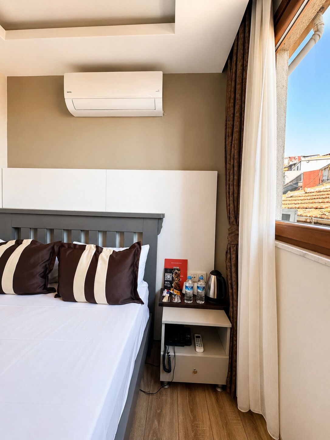 Budget Double Room | Caja de seguridad en la habitación y espacio para trabajar con laptop 