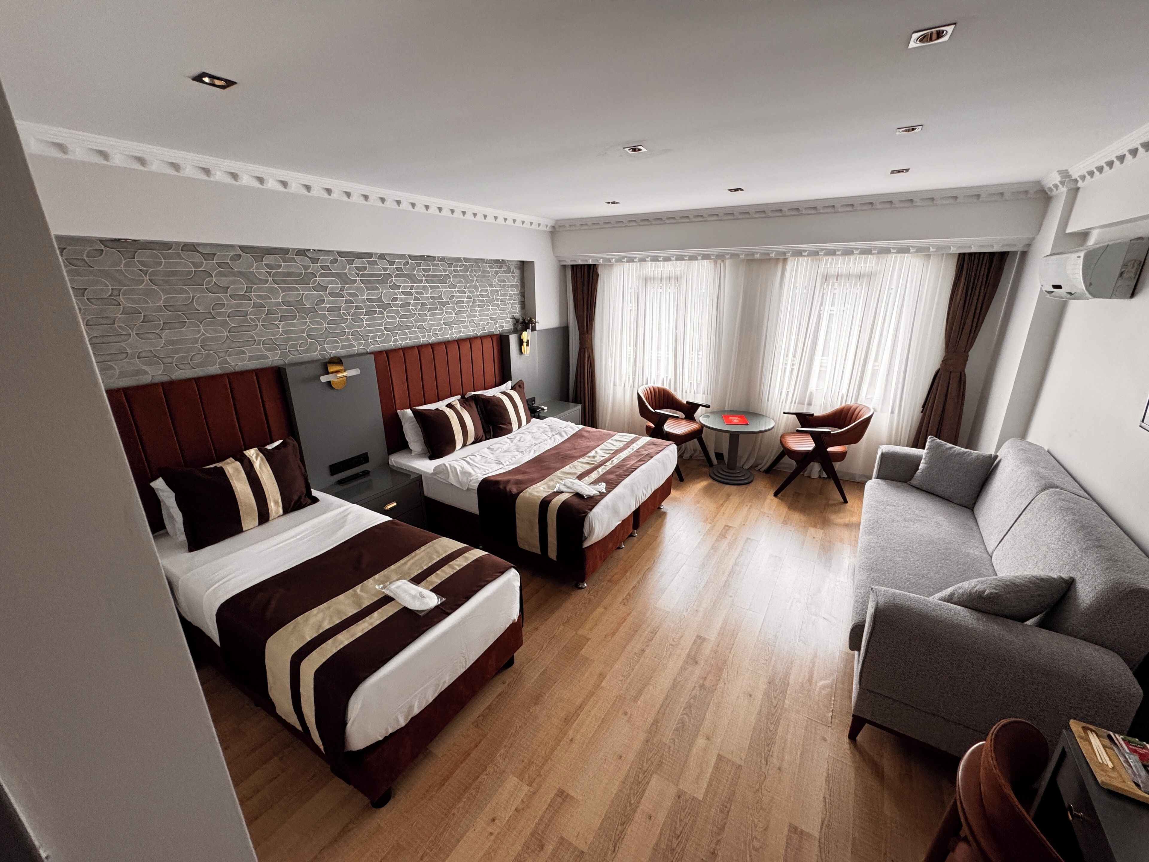 Standard Quadruple Room | In-room safe, laptop workspace, blackout drapes, soundproofing