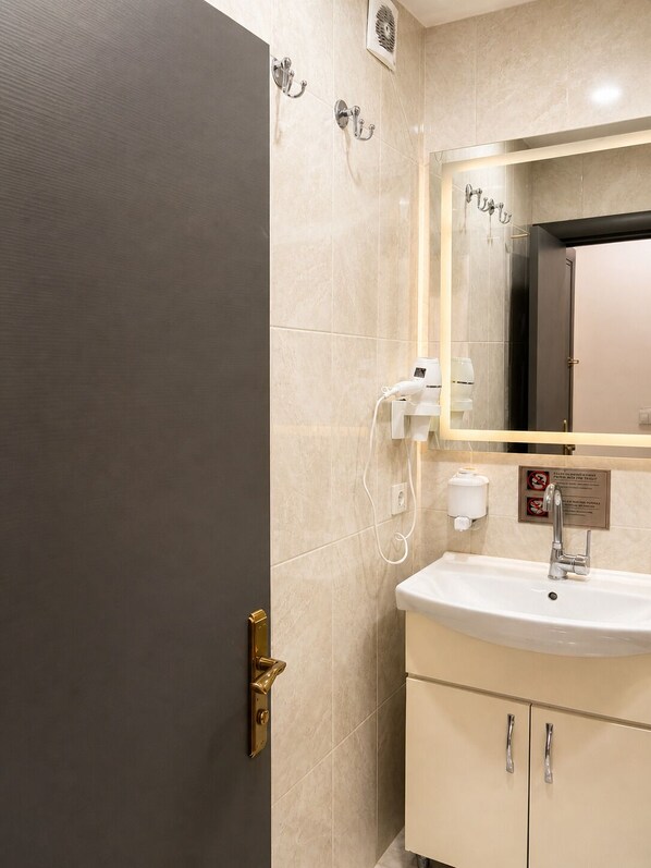 Family Room | Bathroom | Shower, slippers, towels - The Peraport Hotel (Istanbul)