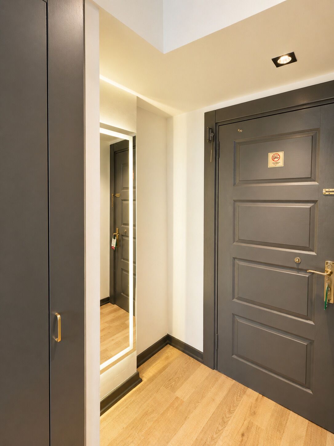 Standard Quadruple Room | ตู้นิรภัยในห้องพัก, พื้นที่ทำงานแบบใช้แล็ปท็อป, ผ้าม่านกันแสง