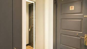 Standard Quadruple Room | In-room safe, laptop workspace, blackout drapes, soundproofing