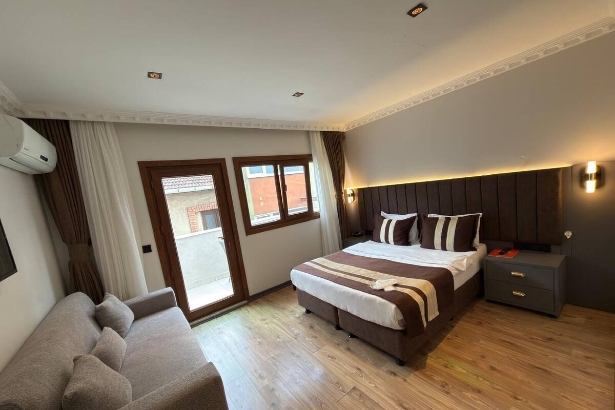 Double Room with Balcony | 1 bedroom, in-room safe, laptop workspace, blackout drapes