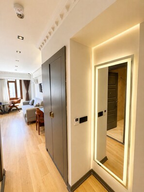 Standard Quadruple Room | Coffre-fort, espace de travail pour ordinateurs portables