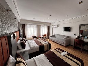Standard Quadruple Room | In-room safe, laptop workspace, blackout drapes, soundproofing - The Peraport Hotel (Istanbul)