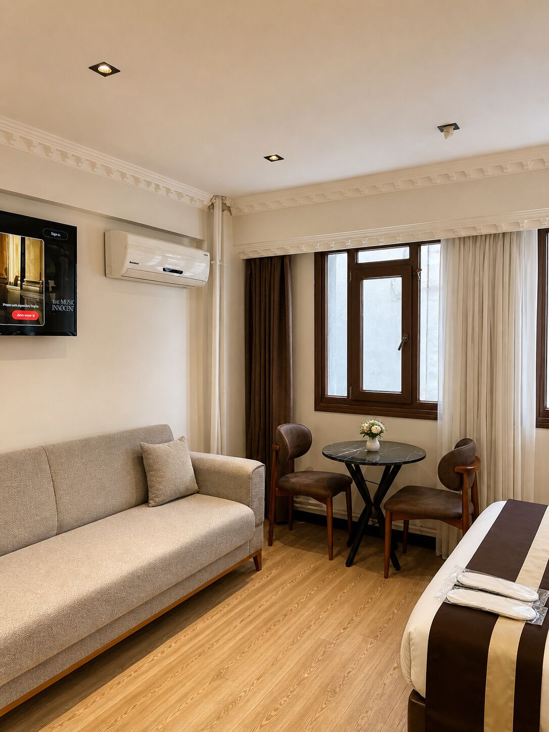Luxe kamer | Een kluis op de kamer, een laptopwerkplek, verduisterende gordijnen