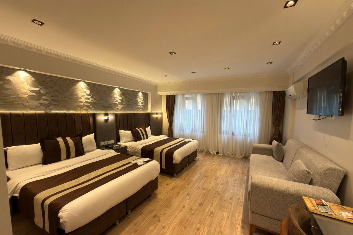 Deluxe Family Room | 1 bedroom, in-room safe, laptop workspace, blackout drapes