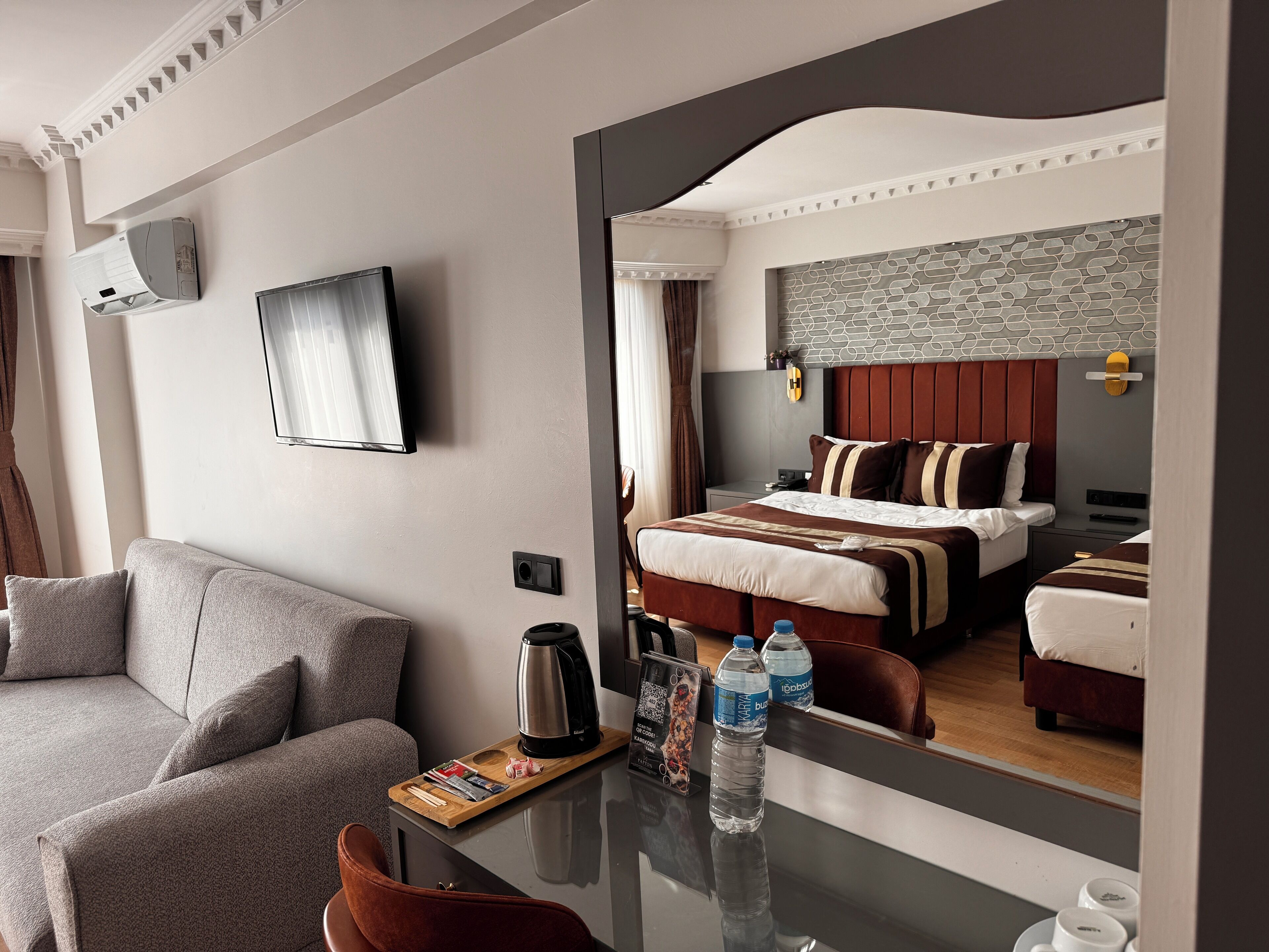 Standard Quadruple Room | In-room safe, laptop workspace, blackout drapes, soundproofing