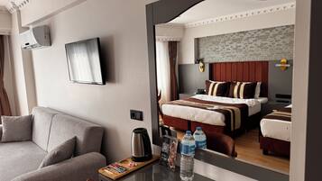 Standard Quadruple Room | In-room safe, laptop workspace, blackout curtains, soundproofing