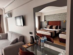 Standard Quadruple Room | Coffres-forts dans les chambres