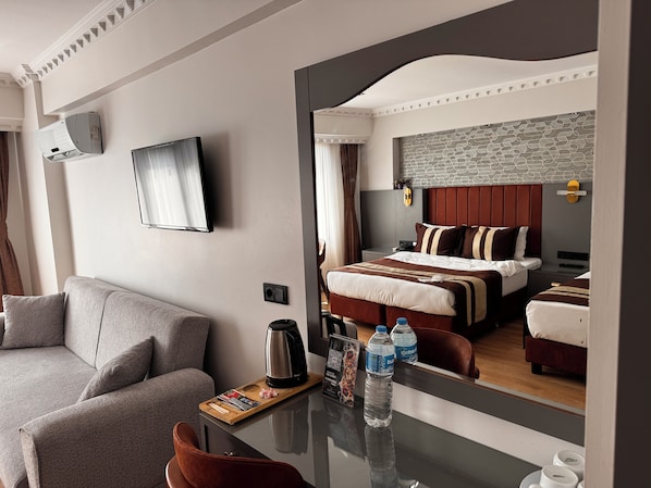 Standard Quadruple Room | In-room safe, laptop workspace, blackout drapes, soundproofing - The Peraport Hotel (Istanbul)