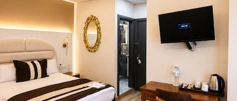 Standard Triple Room | Caja fuerte, espacio para trabajar con un portátil, cortinas opacas
