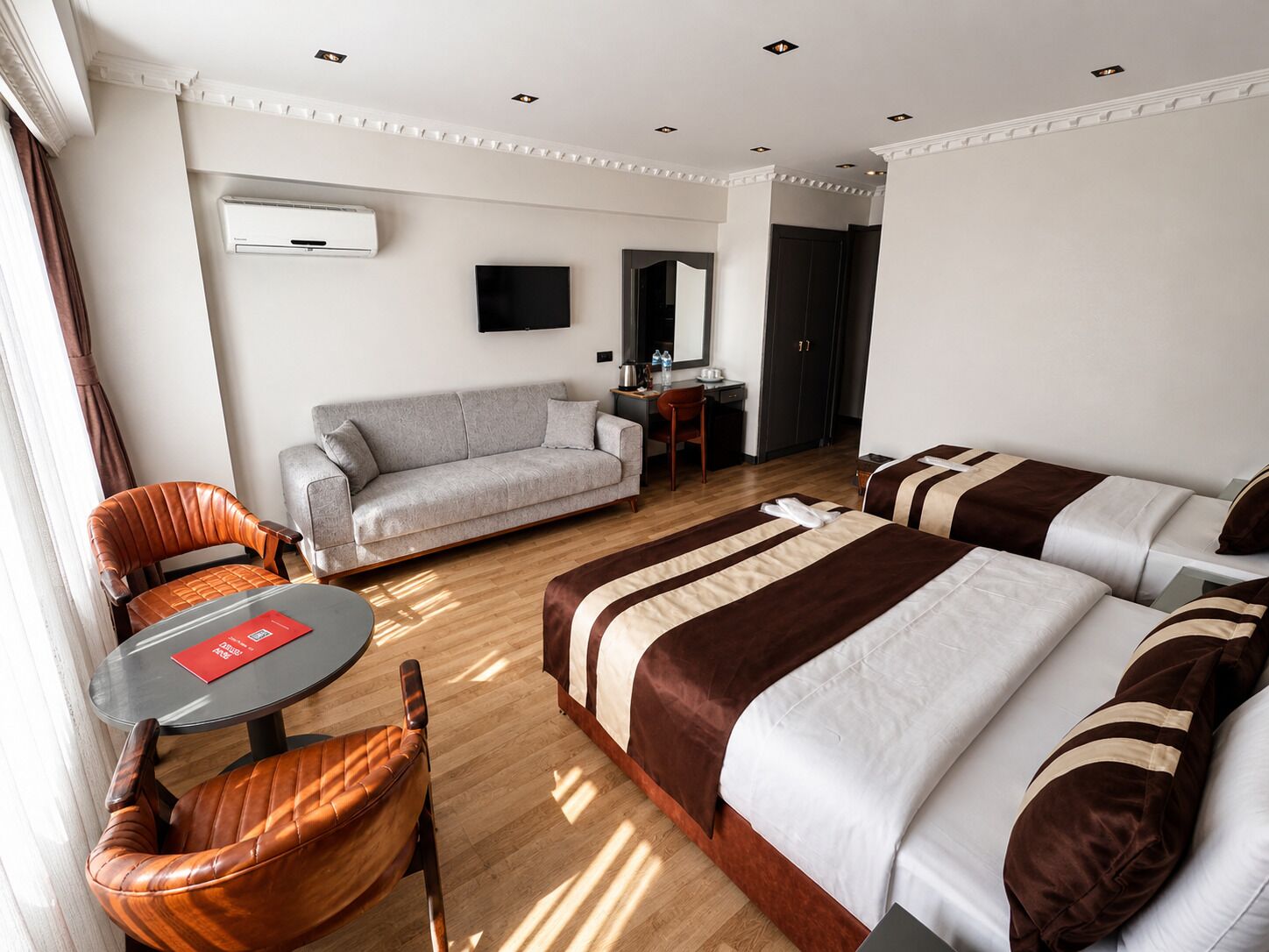 Standard Quadruple Room | In-room safe, laptop workspace, blackout drapes, soundproofing