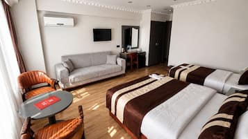 Standard Quadruple Room | In-room safe, laptop workspace, blackout drapes, soundproofing