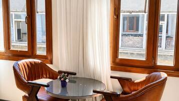 Standard Quadruple Room | In-room safe, laptop workspace, blackout drapes, soundproofing