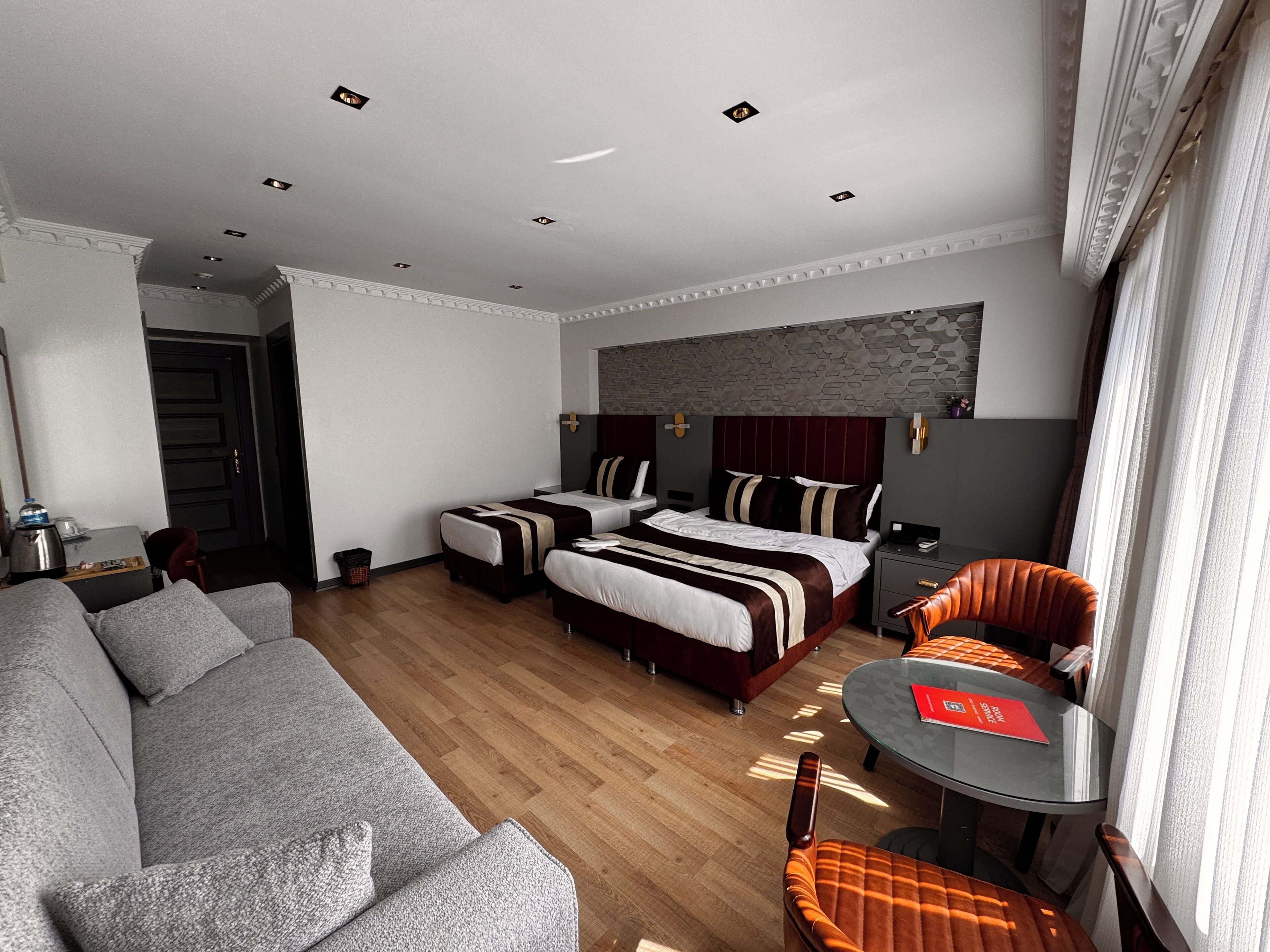 Standard Quadruple Room | In-room safe, laptop workspace, blackout curtains, soundproofing