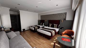 Standard Quadruple Room | In-room safe, laptop workspace, blackout curtains, soundproofing