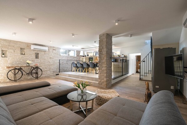 Smart TV y futbolito 