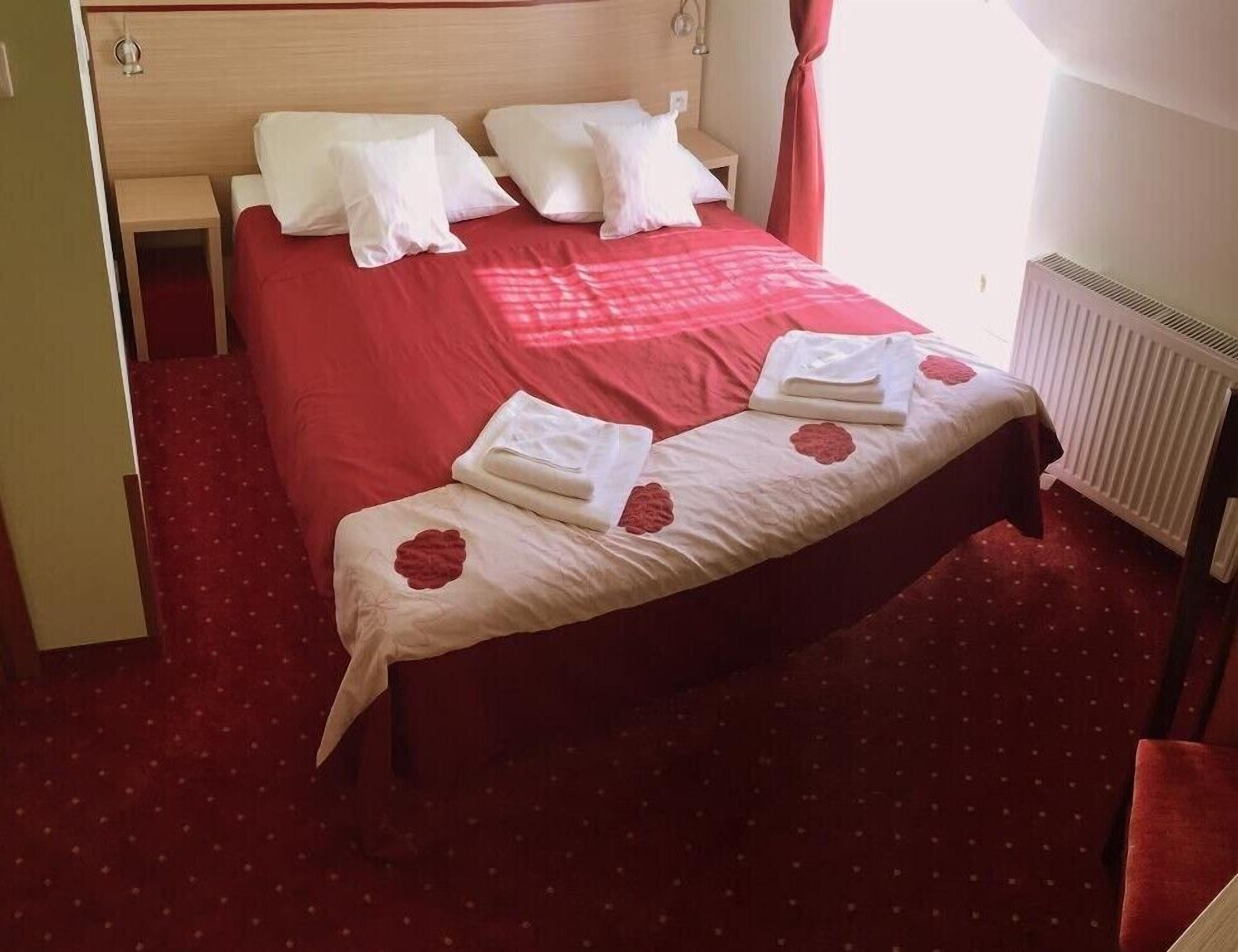 standard double or twin room, 2 single beds | minibar, desk, free cots/infant beds, free wifi
