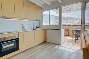 Kylskåp, mikrovågsugn, ugn och spishäll