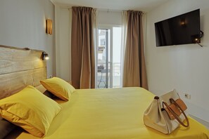 3 bedrooms, in-room safe, iron/ironing board, free WiFi
