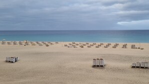 Nær stranden og strandhåndklær