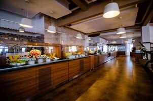 Här finns 2 restauranger som serverar frukost.