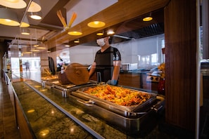 2 restaurants, breakfast, lunch, dinner served; American cuisine