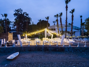 2 restaurants, breakfast, lunch, dinner served; American cuisine