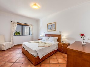 2 bedrooms, iron/ironing board, internet, bed sheets