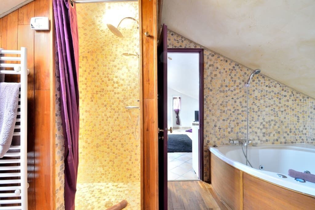 Habitación familiar doble, baño privado (Jacuzzi) | Baño | Ducha y bañera combinadas, bañera de hidromasaje y secador de pelo
