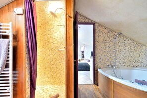 Chambre familiale double, salle de bain attenante (Jacuzzi) | Salle de bain | Ensemble baignoire-douche, baignoire à remous, séchoir à cheveux