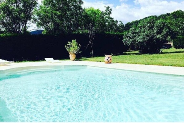 Piscina a l'aire lliure (horari: 08:00-22:00), para-sols i gandules 