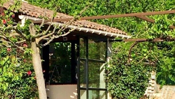 A garden with a pergola, a small covered seating area, and a potted plant. - La Vignarelle (Callas)