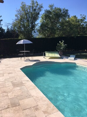 Piscina a l'aire lliure (horari: 08:00-22:00), para-sols i gandules 