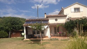 A house with a covered patio, solar panels, and a garden. - La Vignarelle (Callas)