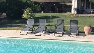 Kolam renang outdoor, dengan payung kolam renang dan kursi berjemur