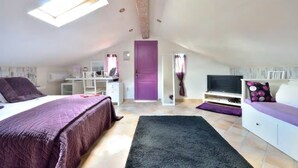 A bedroom with a bed, desk, and TV. - La Vignarelle (Callas)