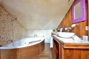 Family Double Room, Ensuite (Jacuzzi) | Bathroom | Combined shower/tub, jetted tub, hair dryer, towels - La Vignarelle (Callas)