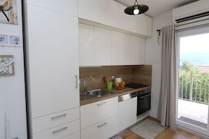 Réfrigérateur, micro-ondes, plaque de cuisson, lave-vaisselle