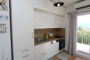 Fridge, coffee/tea maker, cookware/dishes/utensils, dining tables - Apartment Baresic Julija (Silo - island Krk)