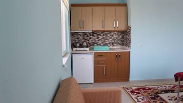 Kühlschrank, Herdplatte, Kochgeschirr/Geschirr/Besteck