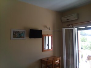 Chambre double, balcon | Aire de séjour | Téléviseur au plasma