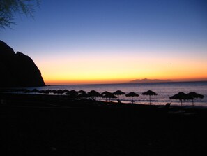 ビーチの近く、黒砂、ウィンドサーフィン、ボート