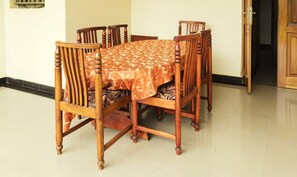 Breakfast, lunch, dinner served; local and international cuisine  - Palm World Hotel (Mbarara)