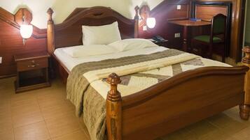 Quarto casal | Escrivaninha, Wi-Fi de cortesia, roupa de cama