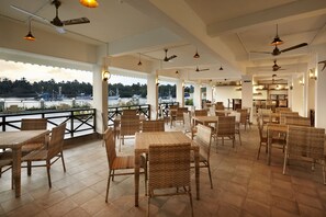 Breakfast, lunch and dinner served - Indy Waterfront Resort (Velim)