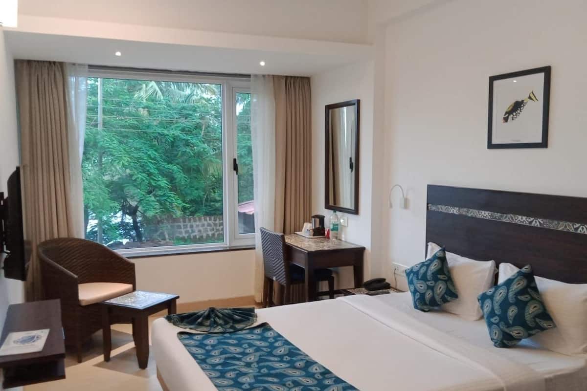 Deluxe Room | 1 bedroom, premium bedding, in-room safe, desk