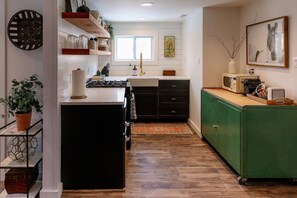 Frigorifero con congelatore, microonde, forno, piano cottura